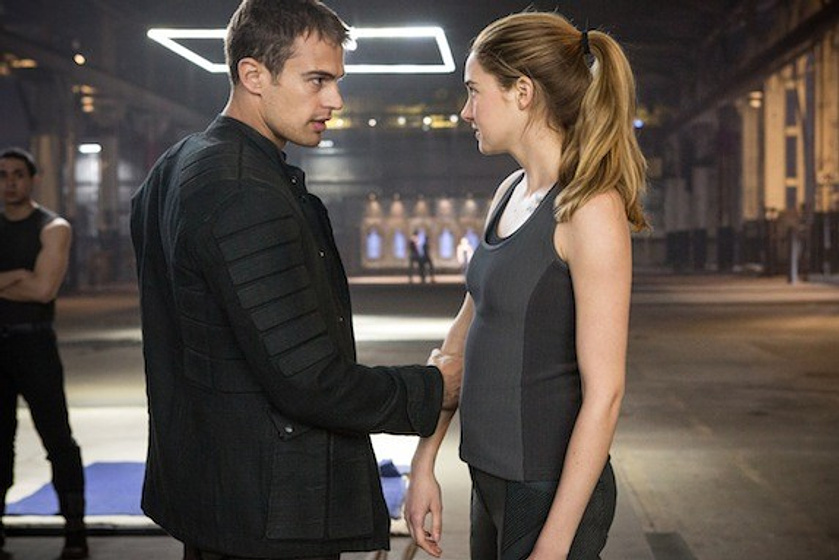 Shailene Woodley y Theo James en Divergente