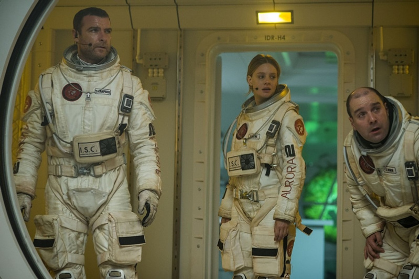 Liev Schreiber, Romola Garai y Johnny Harris en Los Últimos días en Marte