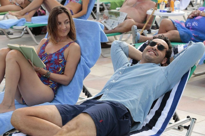 Jonathan Cohen y Camille Chamoux en Primeras Vacaciones