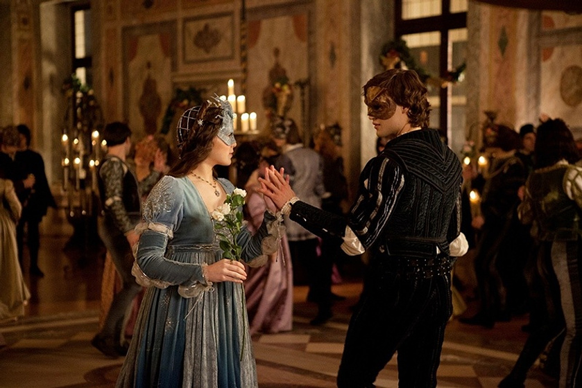 Hailee Steinfeld y Douglas Booth en Romeo and Juliet