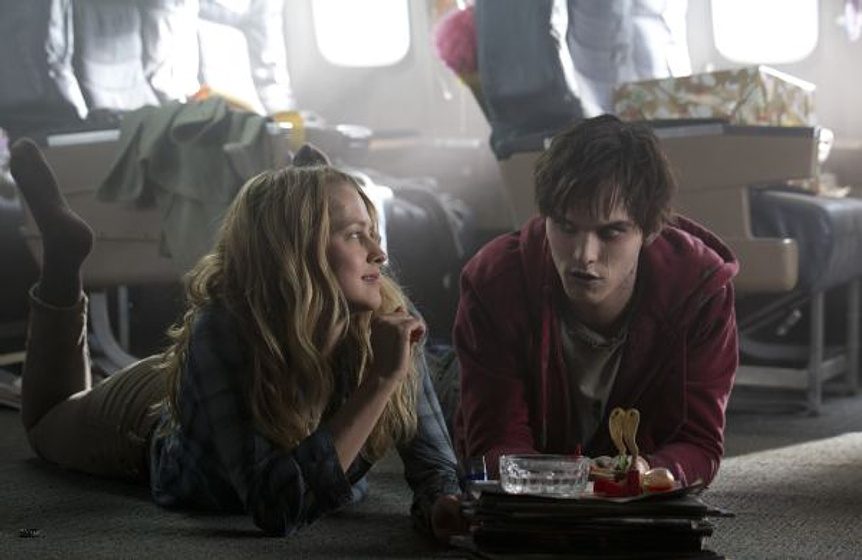 Nicholas Hoult y Teresa Palmer en Memorias de un zombie adolescente