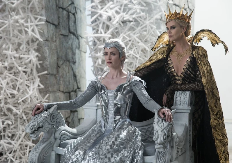 Charlize Theron y Emily Blunt en El Cazador y la reina del hielo