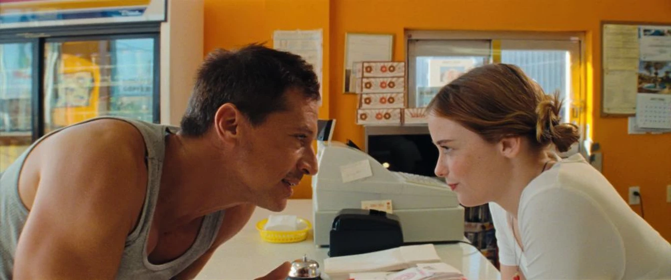 Simon Rex y Suzanna Son en red-rocket