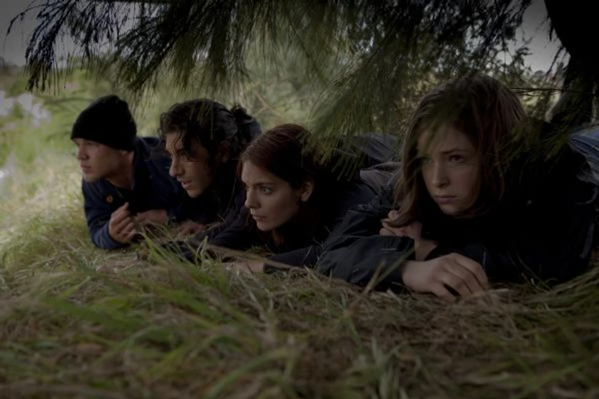 Lincoln Lewis, Caitlin Stasey, Deniz Akdeniz y Ashleigh Cummings en manana-cuando-la-guerra-empiece