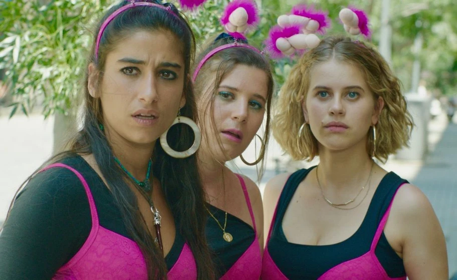 Carolina Yuste, Elisabet Casanovas y Ángela Cervantes en chavalas