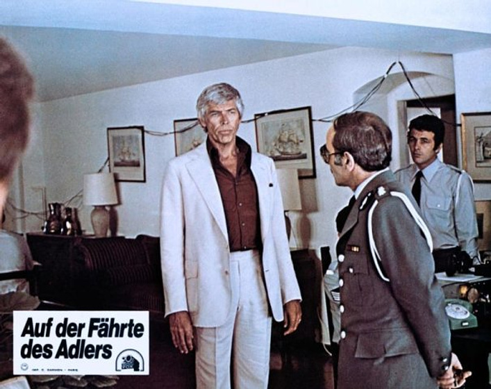 James Coburn en El Asalto de los Hombres Pájaro (Fotograma alemán)