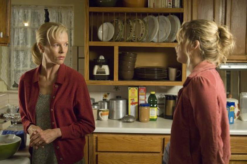 Kim Basinger y Jennifer Lawrence en Lejos de la tierra quemada