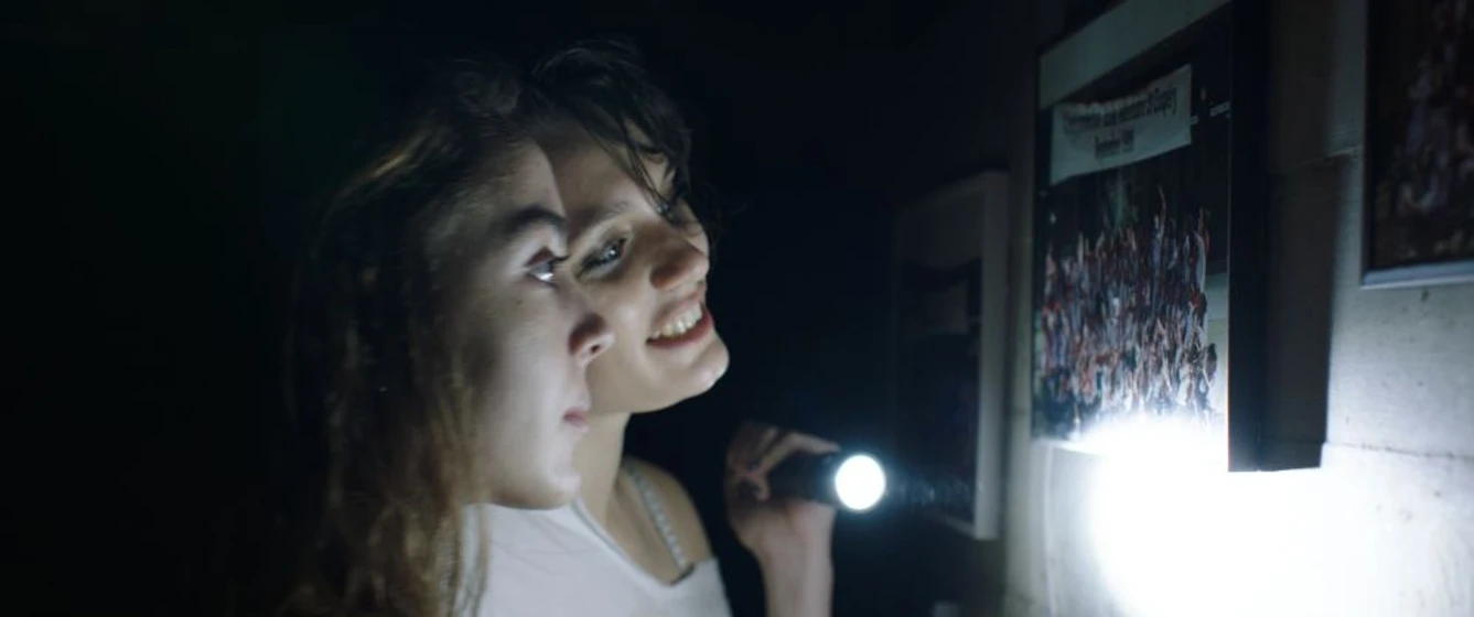 Ella Rumpf y Garance Marillier en crudo