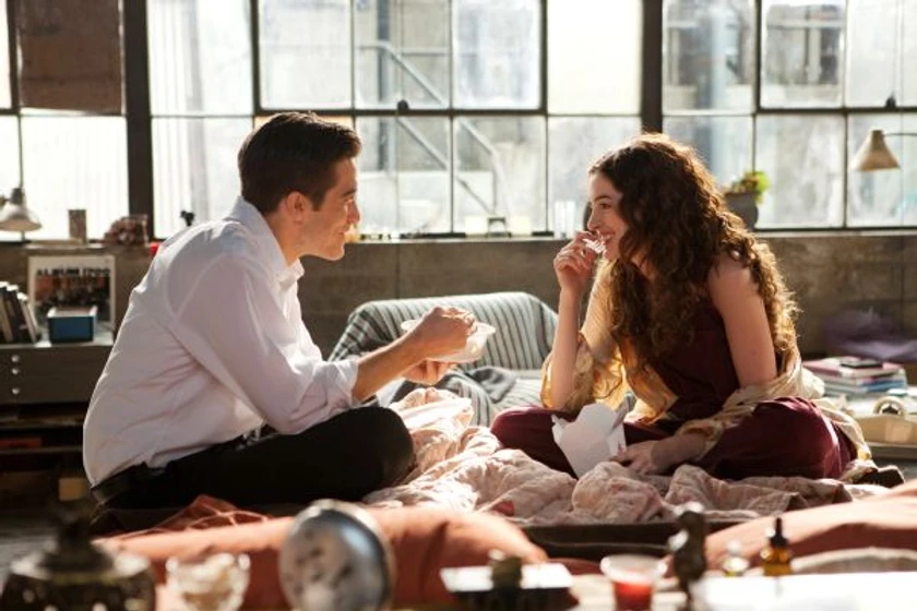 Jake Gyllenhaal y Anne Hathaway en amor-y-otras-drogas