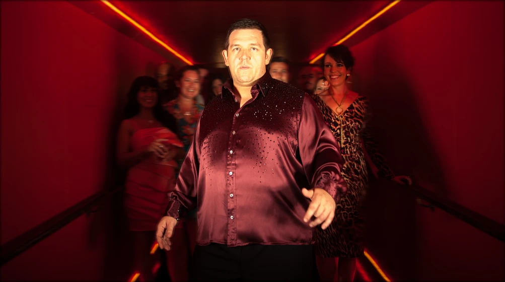 Nick Frost y Olivia Colman en cuban-fury