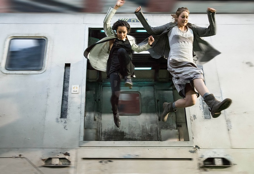 Zöe Kravitz y Shailene Woodley en Divergente