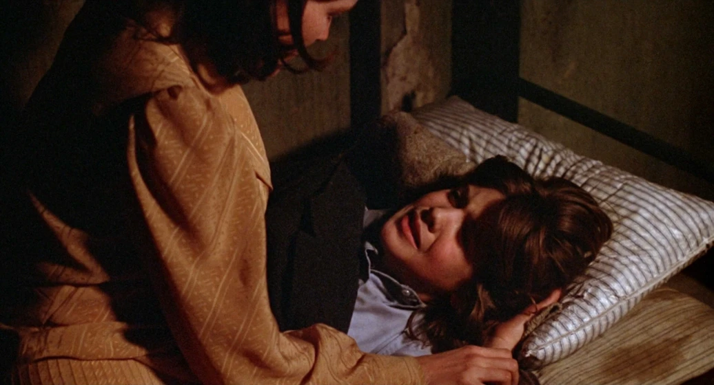 Kate Mulgrew y Shawn von Schreiber en un-extrano-esta-mirando
