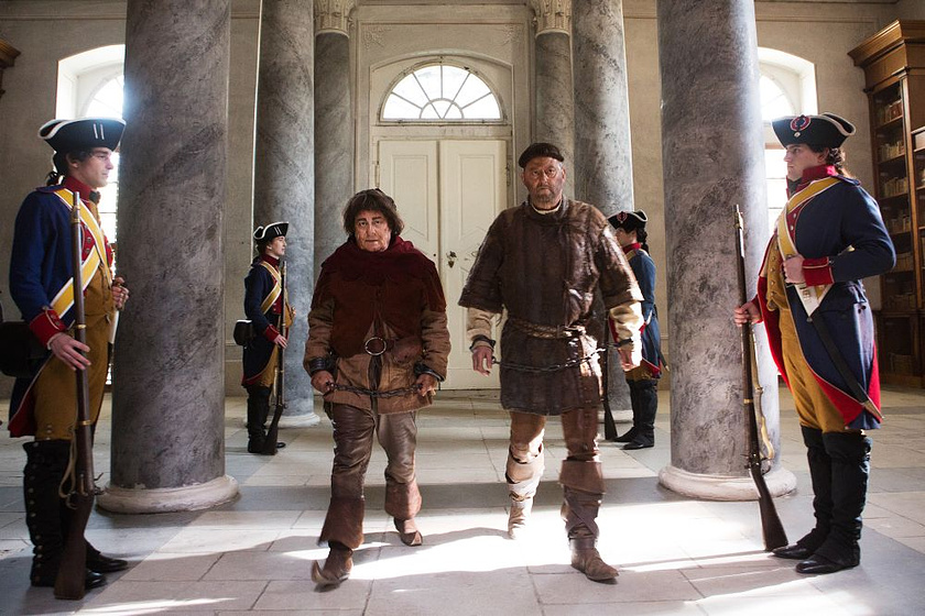 Christian Clavier y Jean Reno en Los Visitantes la lían (en la revolución francesa)