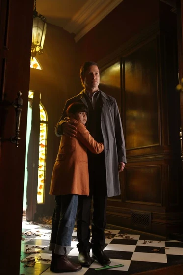 Guy Pearce y Bailee Madison en no-tengas-miedo-a-la-oscuridad