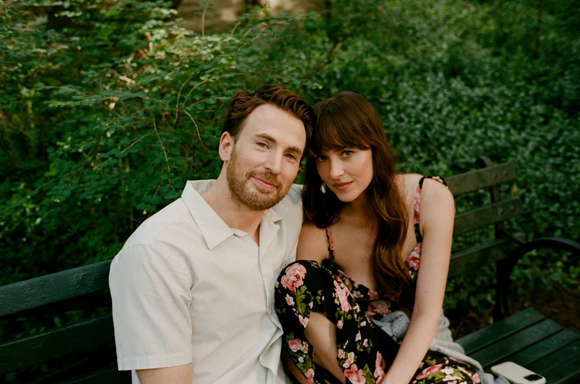 Chris Evans y Dakota Johnson en materialistas