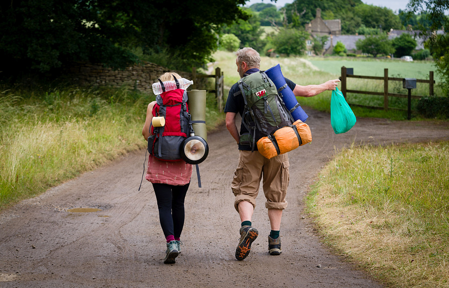 Jason Isaacs y Gillian Anderson en El Sendero de la Sal