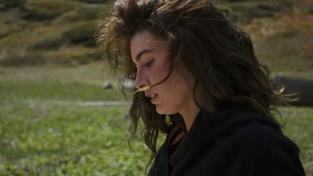 Manal Issa en summer-meadow