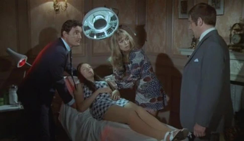 Frank Finlay, Lesley-Anne Down, Suzy Kendall y Anthony Ainley en panico-en-el-bosque
