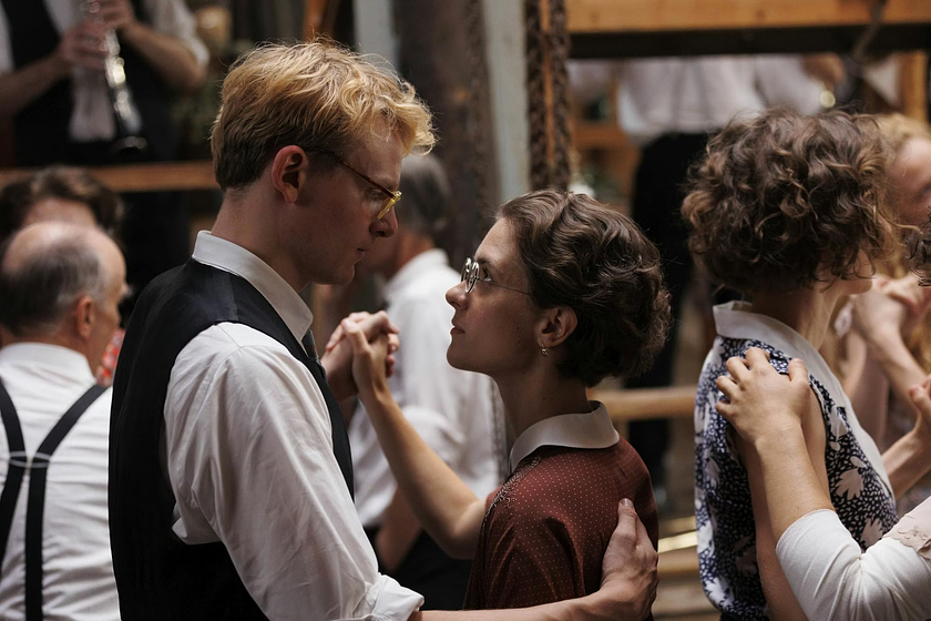 Liv Lisa Fries y Johannes Hegemann en From Hilde with Love