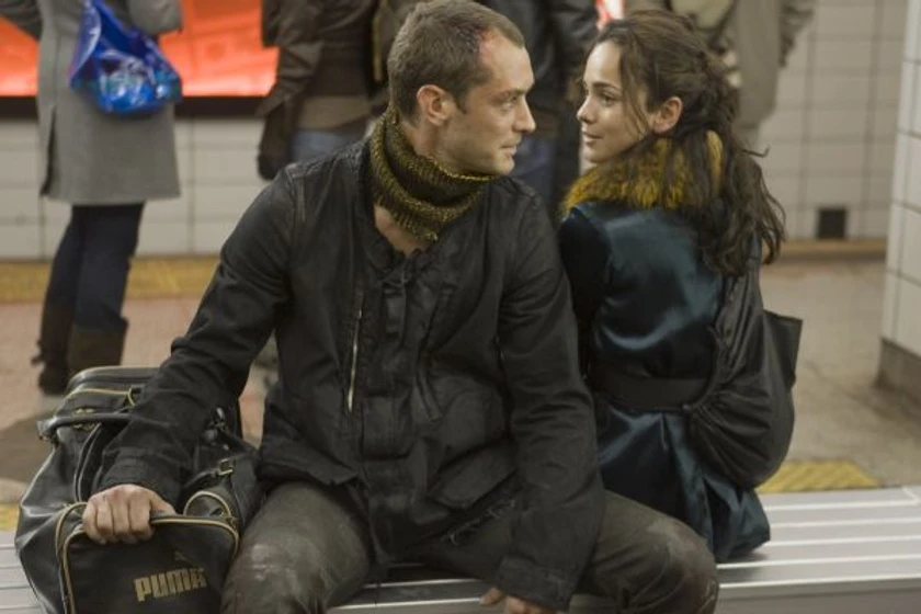Jude Law y Alice Braga en repo-men