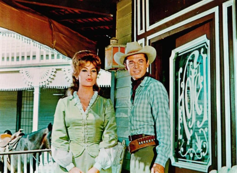 Audie Murphy y Diana Lorys en texas-kid