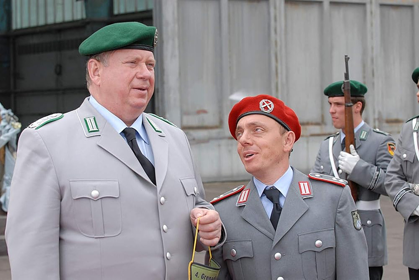 Bernhard Hoëcker y Rainer Hunold en Morgen, ihr Luschen! Der Ausbilder-Schmidt-Film