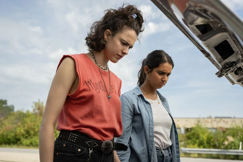 Margaret Qualley y Geraldine Viswanathan en dos-chicas-a-la-fuga