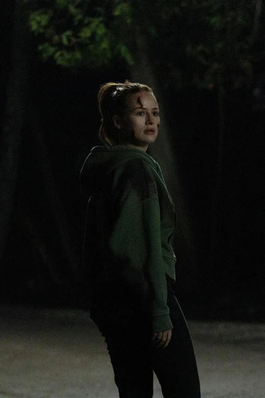 Madelaine Petsch en strangers-capitulo-final