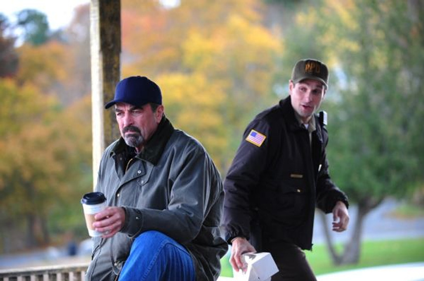 Kohl Sudduth y Tom Selleck en Crímenes en Boston