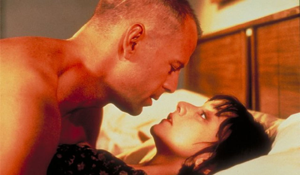 Bruce Willis y Maria de Medeiros en Pulp Fiction