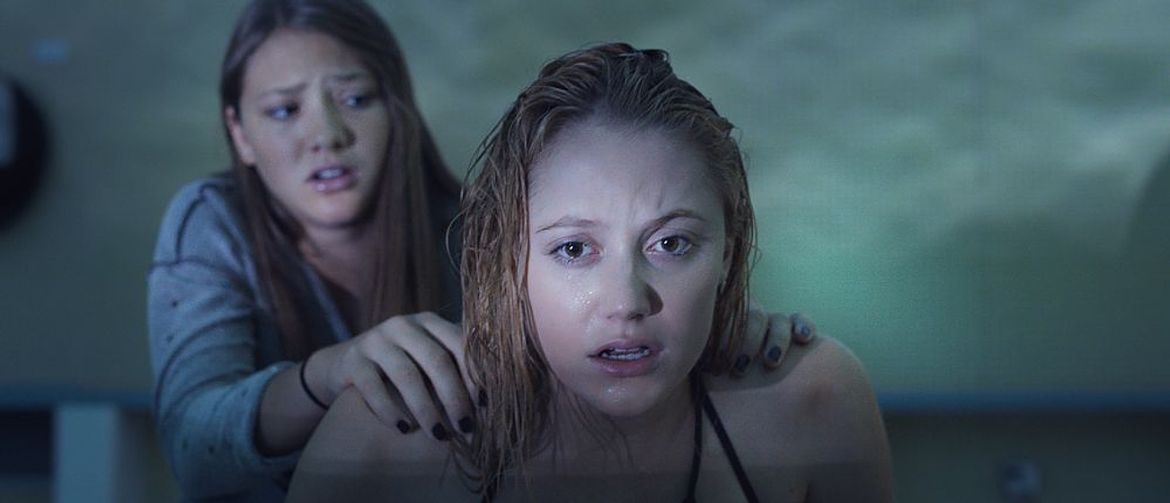 Maika Monroe y Lili Sepe en It Follows