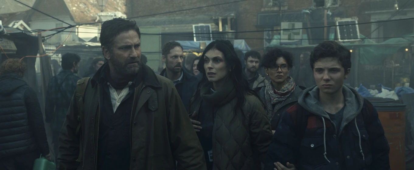 Gerard Butler, Morena Baccarin y Roman Griffin Davis en greenland-2