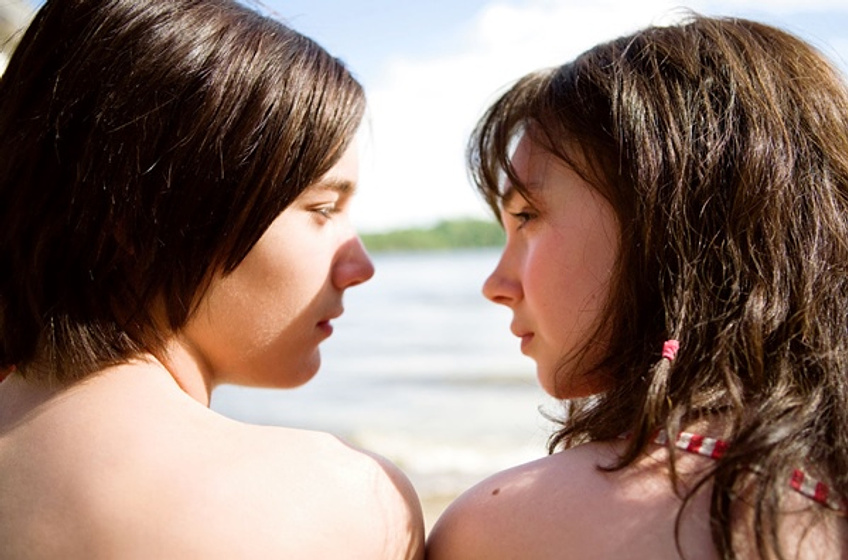 Juno Temple y Toby Regbo en Las Vidas posibles de Mr. Nobody