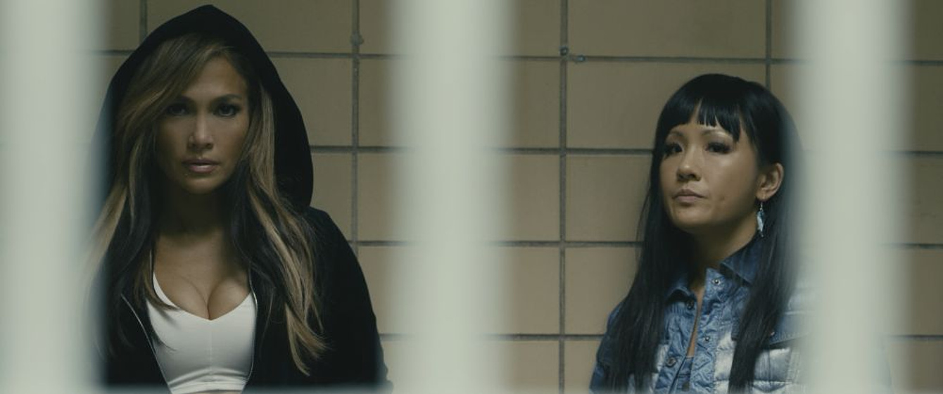 Jennifer Lopez y Constance Wu en Estafadoras de Wall Street
