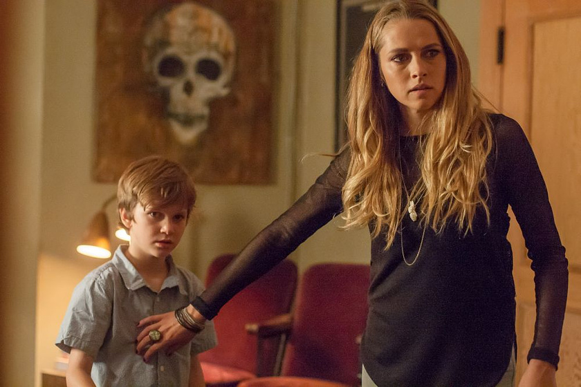 Teresa Palmer y Gabriel Bateman en Nunca apagues la Luz