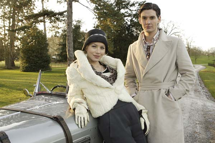 Jessica Biel y Ben Barnes en Una Familia con Clase