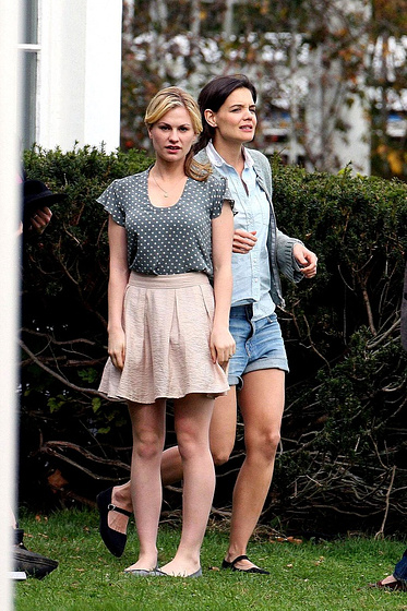 Anna Paquin y Katie Holmes en The Romantics