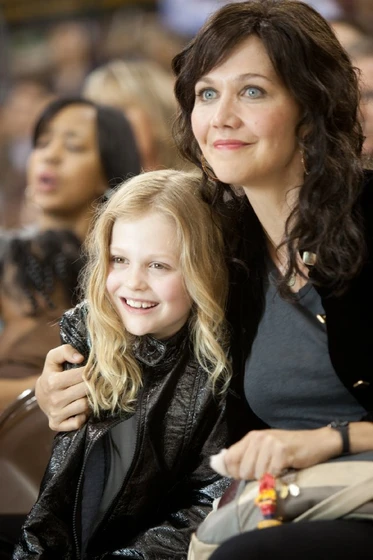 Maggie Gyllenhaal y Emily Alyn Lind en no-nos-moveran