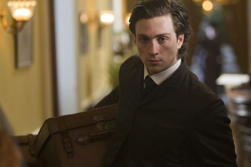 Aaron Taylor-Johnson en Albert Nobbs