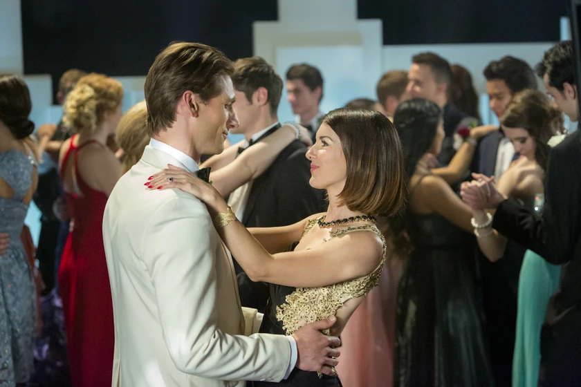 Andrew W. Walker y Shenae Grimes en una-cita-especial