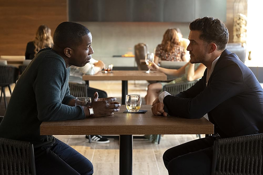 Orlando Bloom y Leslie Odom Jr. en needle-in-a-timestack