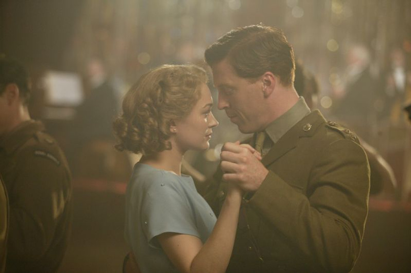 Damian Lewis y Sophia Myles en Fuga de Colditz