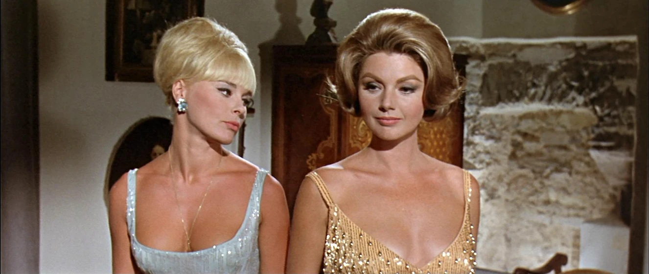 Elke Sommer y Sylva Koscina en mas-peligrosas-que-los-hombres