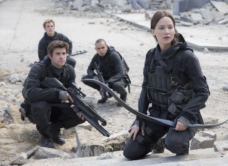 Elden Henson, Jennifer Lawrence, Liam Hemsworth y Sam Claflin en Los Juegos del Hambre: Sinsajo. Parte 2