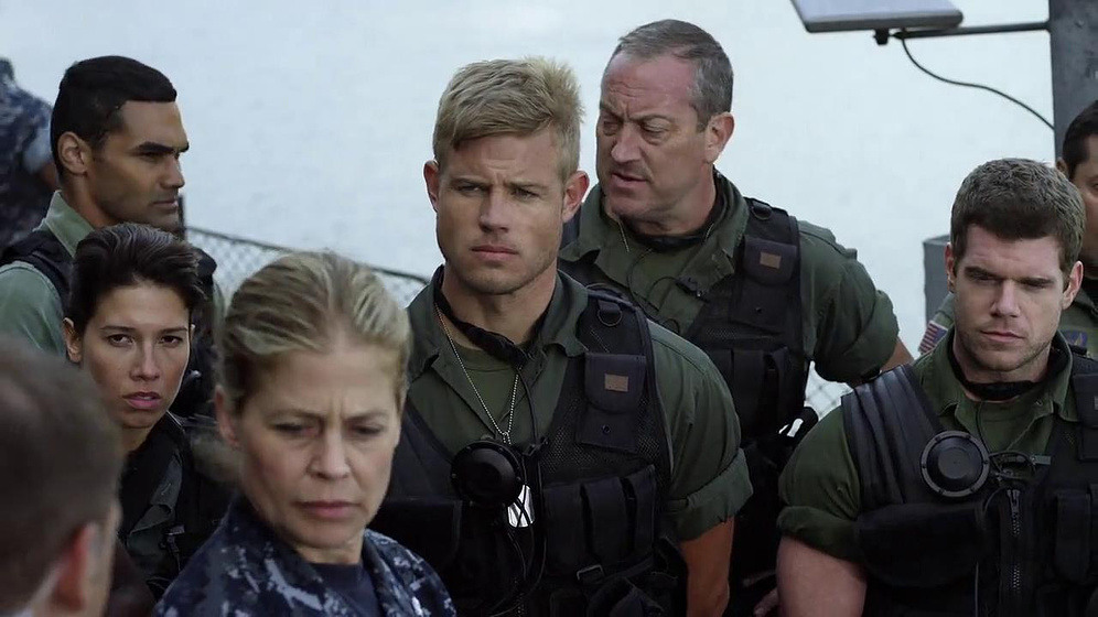 Linda Hamilton y Trevor Donovan en Tentáculos de las Bermudas