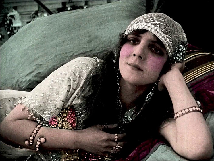 France Dhélia en The Sultan of Love