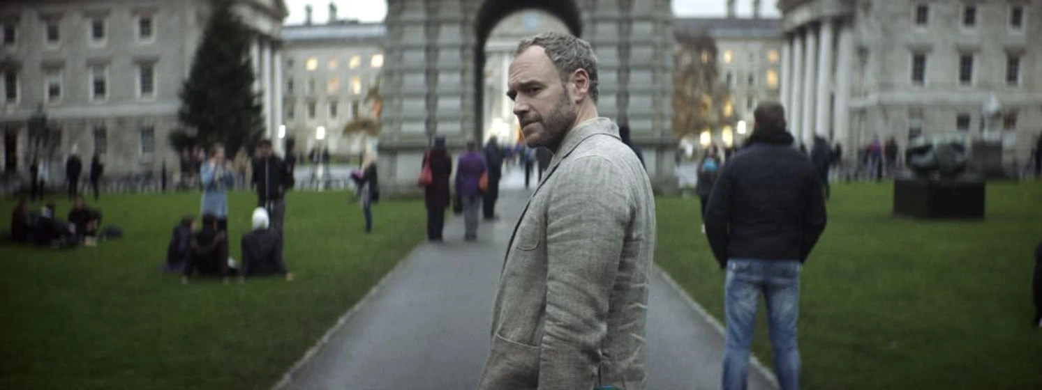 Elliot Cowan en musa