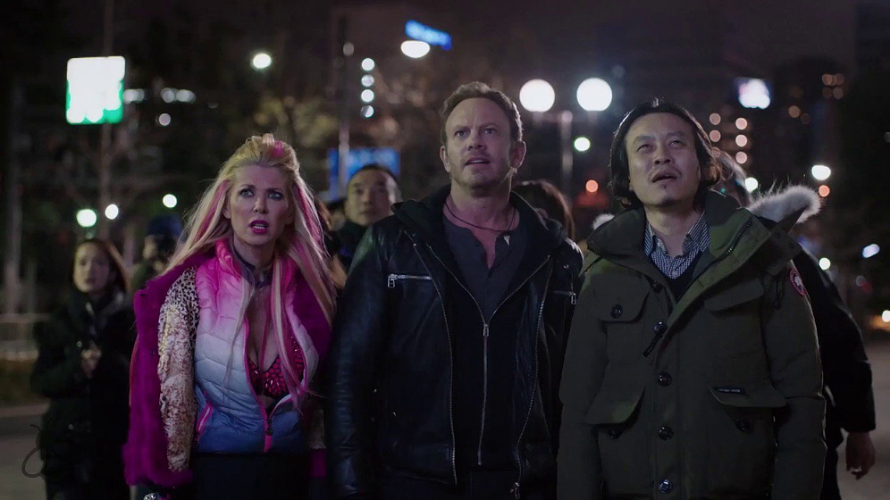 Tara Reid y Ian Ziering en Sharknado 5: Aletamiento Global