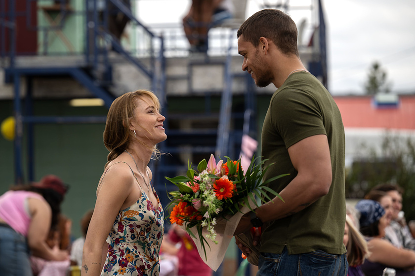 Maika Monroe y Tyriq Withers en no-te-olvidare