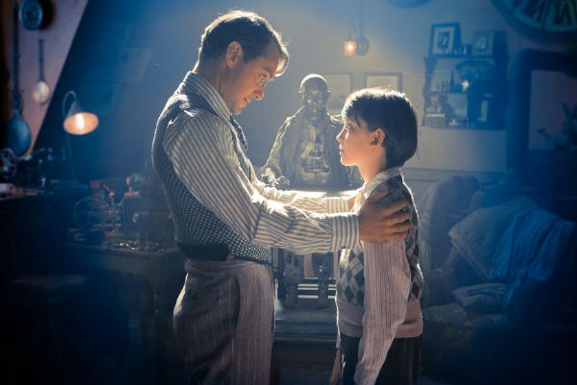 Jude Law y Asa Butterfield en La Invención de Hugo
